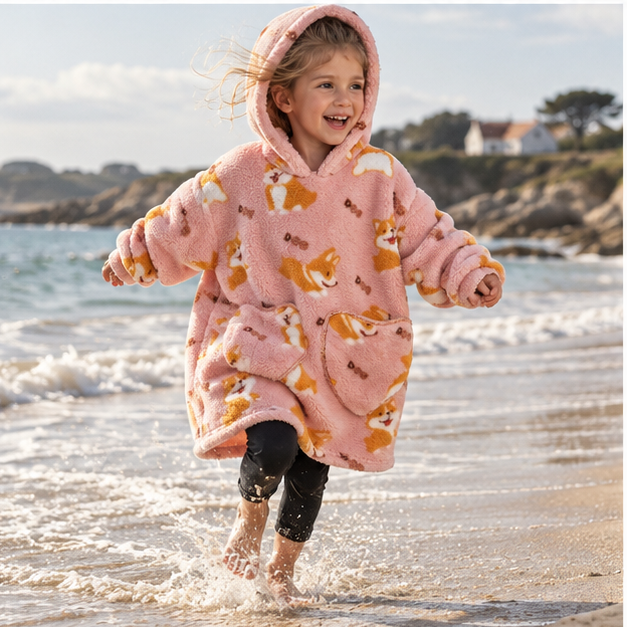 Poncho Plaid Corgi – Rose / Bébé, porté en mouvement au bord de l’océan