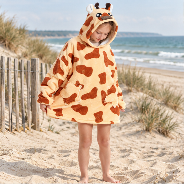 Poncho Plaid Girafe – Jaune / Enfant, en situation sur la côte Atlantique