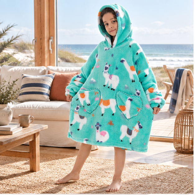 Poncho Plaid Lama – Turquoise / Enfant, en situation sur la côte Atlantique