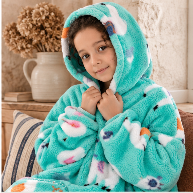 Poncho Plaid Lama – Turquoise / Enfant, dans un intérieur côtier lumineux