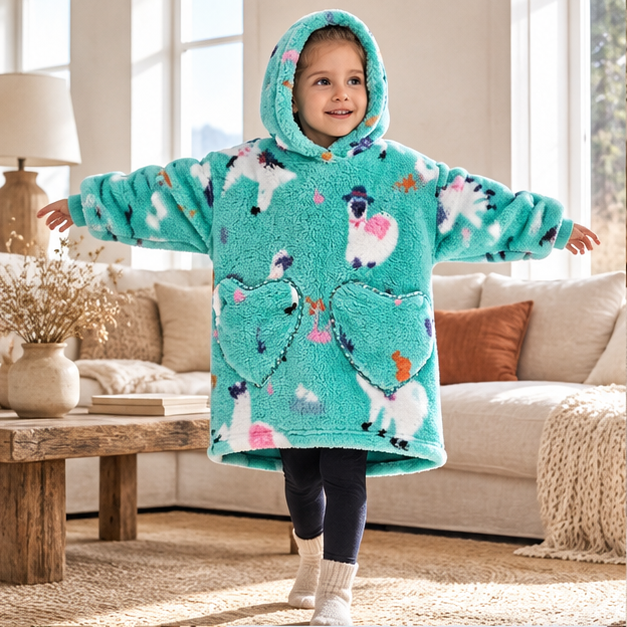 Poncho Plaid Lama – Turquoise / Bébé, en situation sur la côte Atlantique