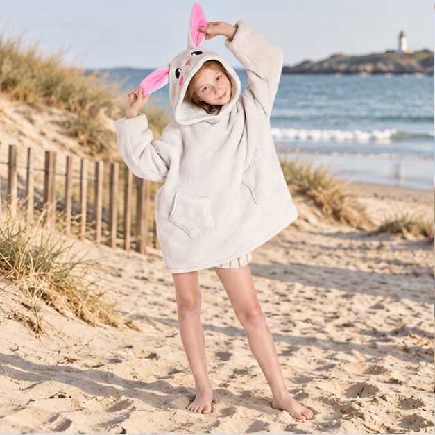 Poncho Plaid Lapin – Blanc / Enfant, en situation sur la côte Atlantique