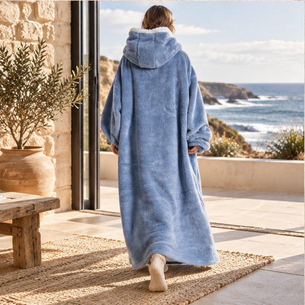 Poncho Plaid Long – Bleu / Adulte, porté en mouvement au bord de l’océan