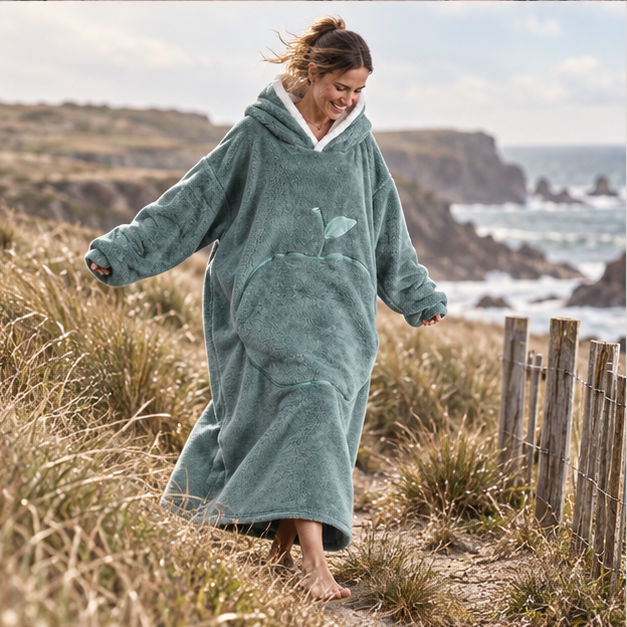Poncho Plaid Long – Turquoise / Adulte, porté en mouvement au bord de l’océan