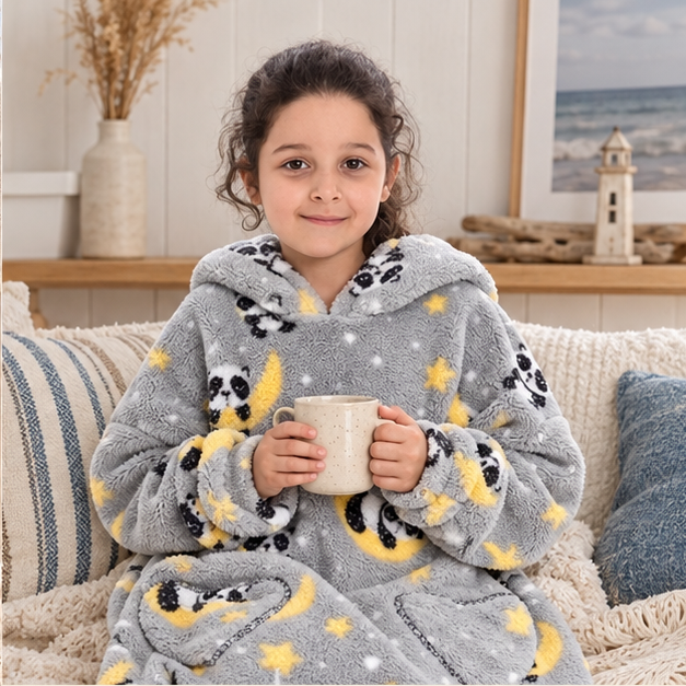 Poncho Plaid Lune et Panda, dans un intérieur côtier lumineux