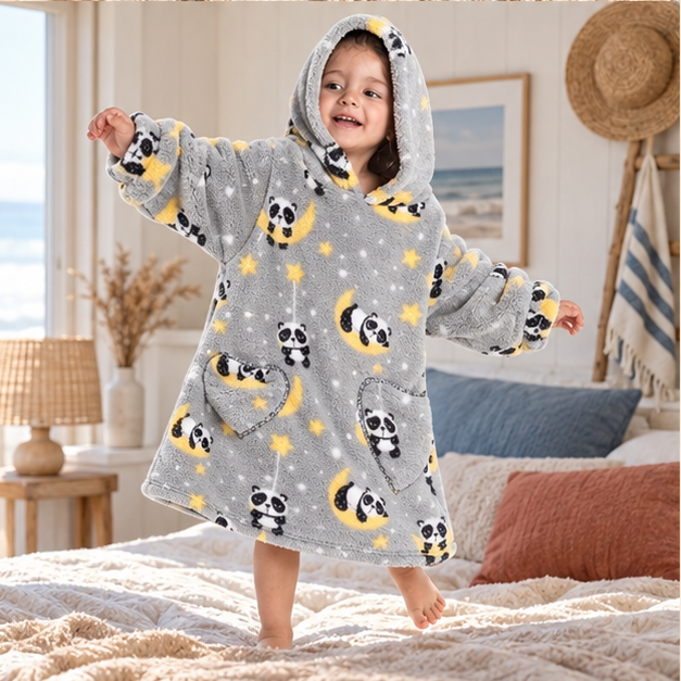 Poncho Plaid Lune et Panda, porté en mouvement au bord de l’océan