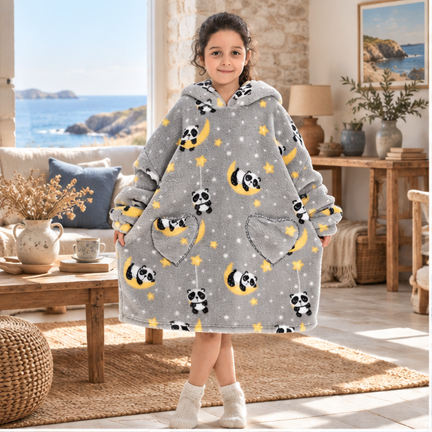 Poncho Plaid Lune et Panda – Gris / Enfant, en situation sur la côte Atlantique