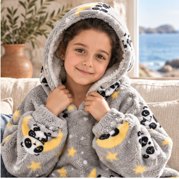 Poncho Plaid Lune et Panda – Gris / Enfant, dans un intérieur côtier lumineux