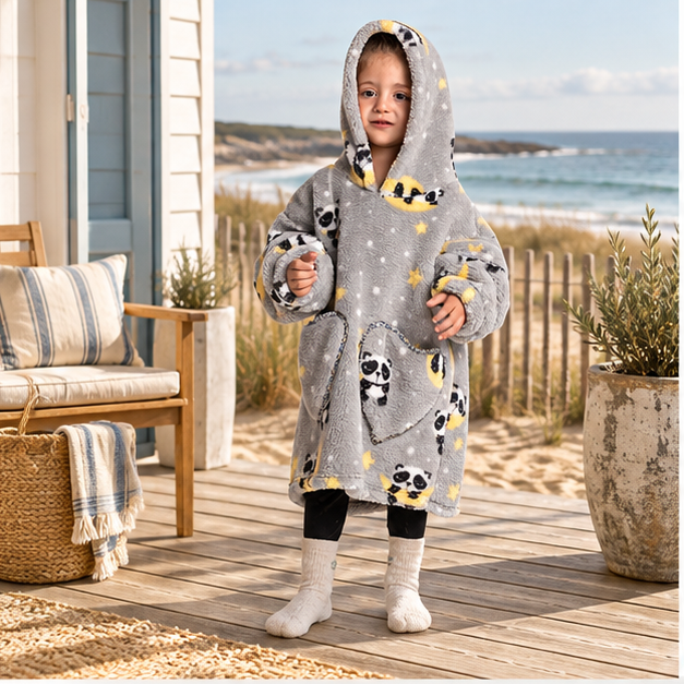 Poncho Plaid Lune et Panda – Gris / Bébé, en situation sur la côte Atlantique
