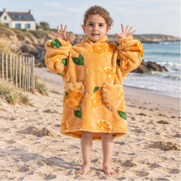 Poncho Plaid Orange – Orange / Bébé, en situation sur la côte Atlantique