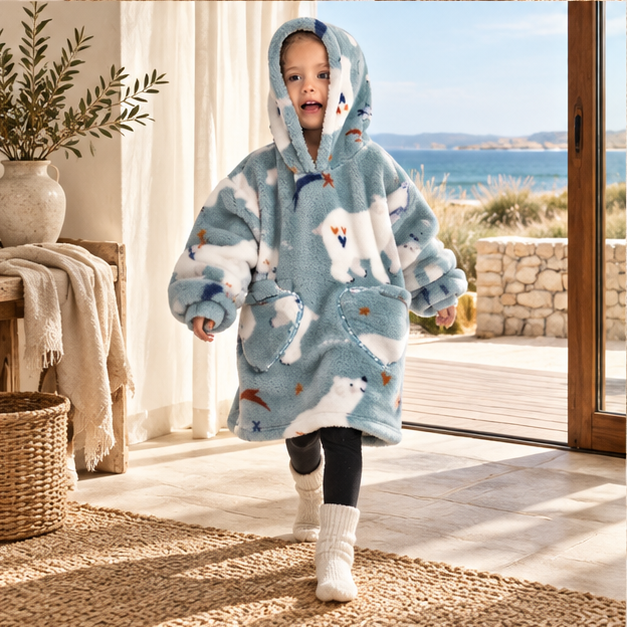 Poncho Plaid Ours Polaire, porté en mouvement au bord de l’océan
