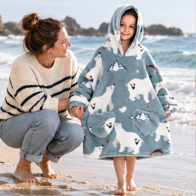 Poncho Plaid Ours Polaire – Bleu / Enfant, en situation sur la côte Atlantique