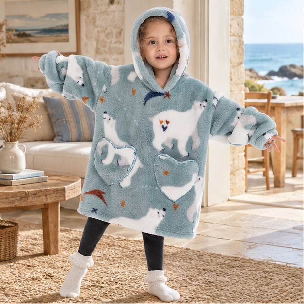 Poncho Plaid Ours Polaire – Bleu / Bébé, en situation sur la côte Atlantique
