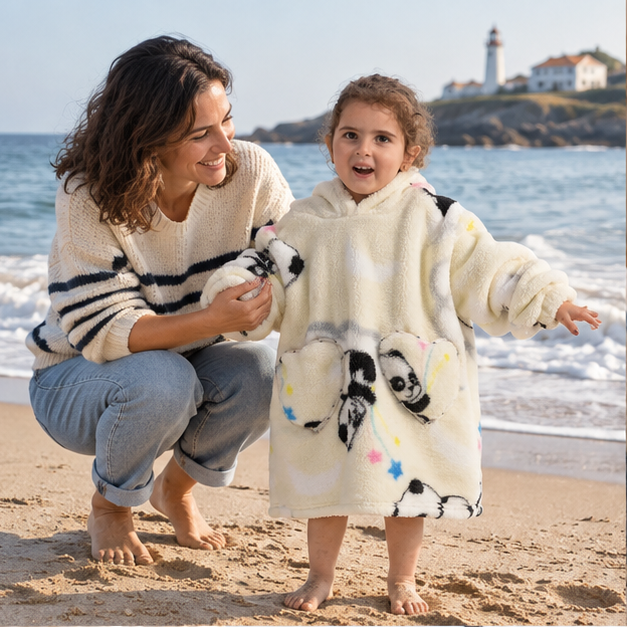 Poncho Plaid Panda – Beige / Bébé, en situation sur la côte Atlantique