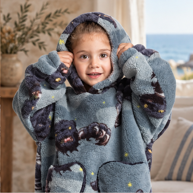 Poncho Plaid Panthère Noir, dans un intérieur côtier lumineux