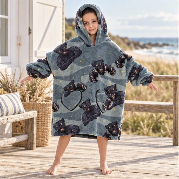 Poncho Plaid Panthère Noir – Gris Foncé / Enfant, en situation sur la côte Atlantique