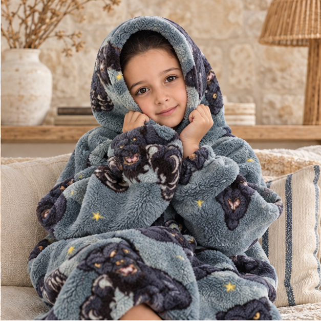Poncho Plaid Panthère Noir – Gris Foncé / Enfant, dans un intérieur côtier lumineux