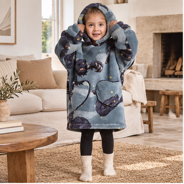 Poncho Plaid Panthère Noir – Gris Foncé / Bébé, en situation sur la côte Atlantique