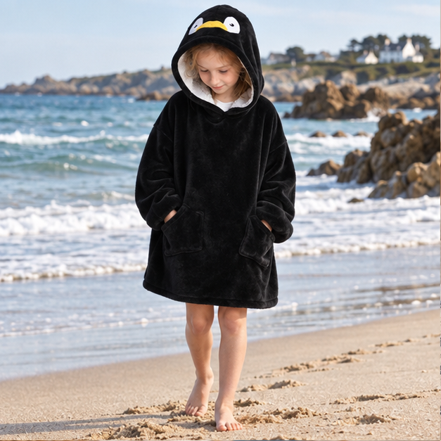 Poncho Plaid Pingouin – Noir / Enfant, en situation sur la côte Atlantique