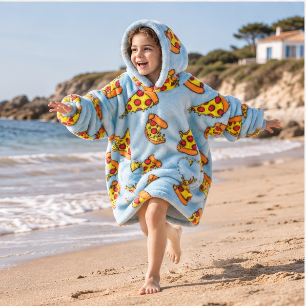 Poncho Plaid Pizza, porté en mouvement au bord de l’océan