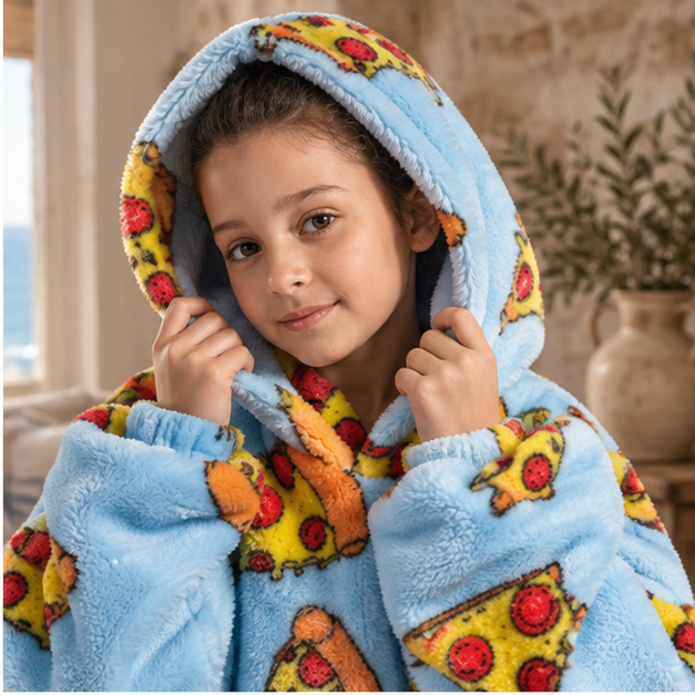 Poncho Plaid Pizza – Bleu / Enfant, dans un intérieur côtier lumineux