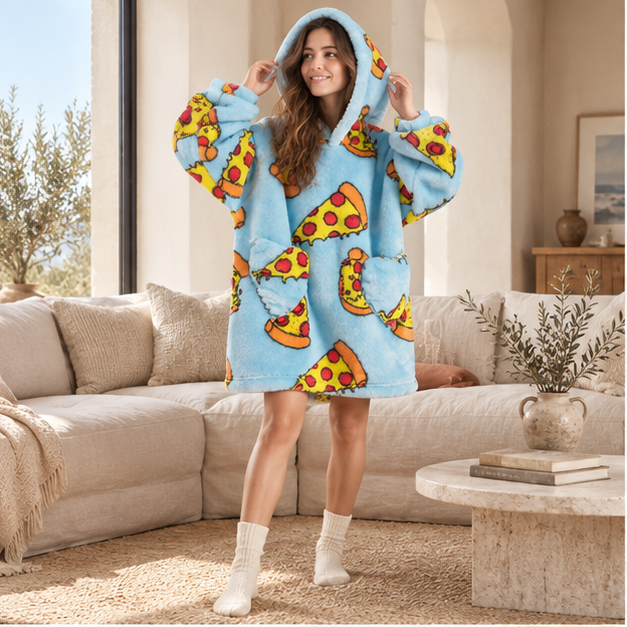 Poncho Plaid Pizza – Bleu / Bébé, en situation sur la côte Atlantique