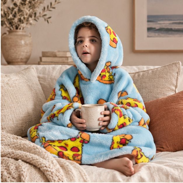 Poncho Plaid Pizza – Bleu / Bébé, dans un intérieur côtier lumineux