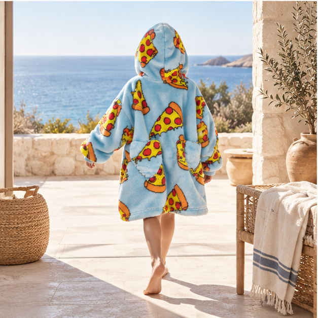 Poncho Plaid Pizza – Bleu / Bébé, porté en mouvement au bord de l’océan