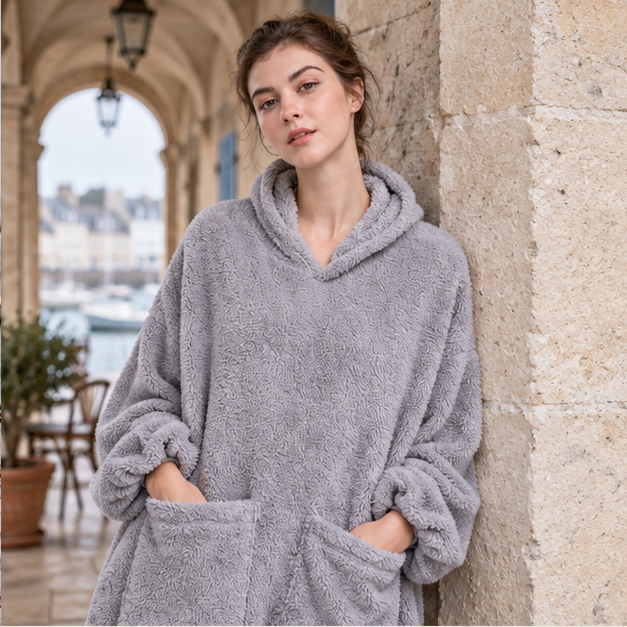 Poncho Plaid Polaire Femme – Gris / Adulte, dans un intérieur côtier lumineux