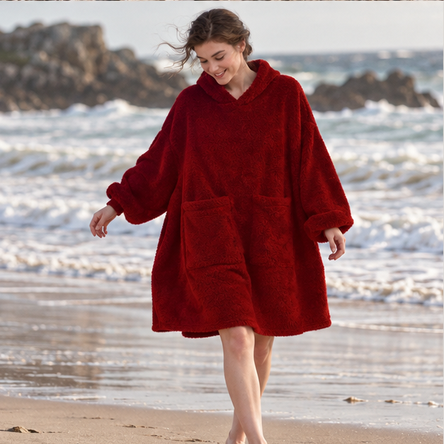 Poncho Plaid Polaire Femme – Rouge / Adulte, porté en mouvement au bord de l’océan
