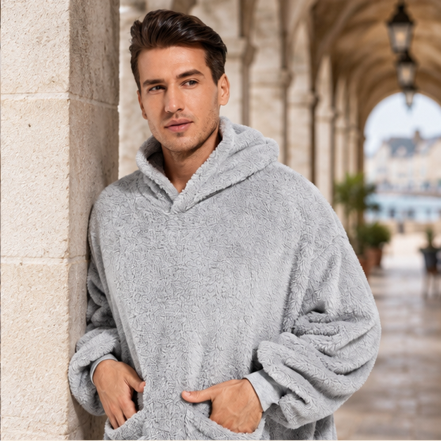 Poncho Plaid Polaire Homme – Gris / Adulte, dans un intérieur côtier lumineux