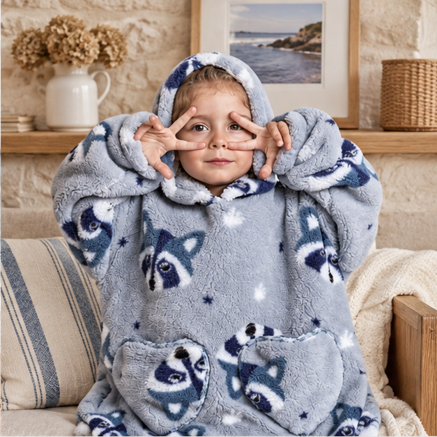 Poncho Plaid Raton Laveur, dans un intérieur côtier lumineux