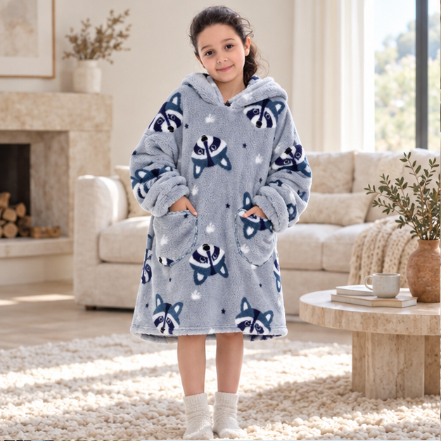 Poncho Plaid Raton Laveur – Gris / Enfant, en situation sur la côte Atlantique
