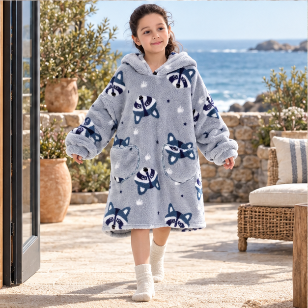 Poncho Plaid Raton Laveur – Gris / Enfant, porté en mouvement au bord de l’océan