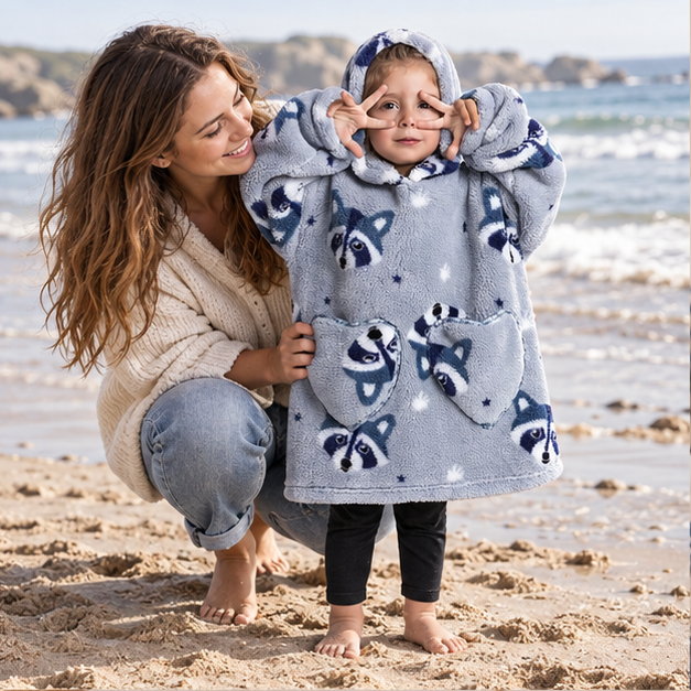 Poncho Plaid Raton Laveur – Gris / Bébé, en situation sur la côte Atlantique