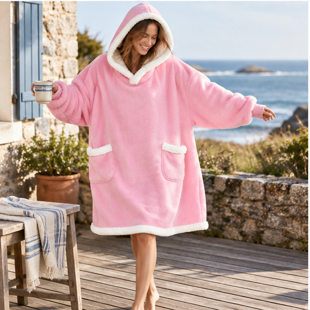 Poncho Plaid Rose – Rose / Adulte, porté en mouvement au bord de l’océan