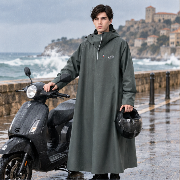 Poncho Pluie Pour Scooter – Kaki / M, Kaki / L, Kaki / XL, Kaki / XXL, en situation sur la côte Atlantique