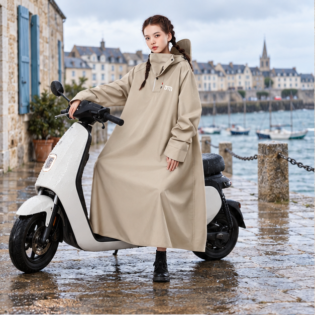 Poncho Pluie Pour Scooter – Sable / M, Sable / L, Sable / XL, Sable / XXL, en situation sur la côte Atlantique