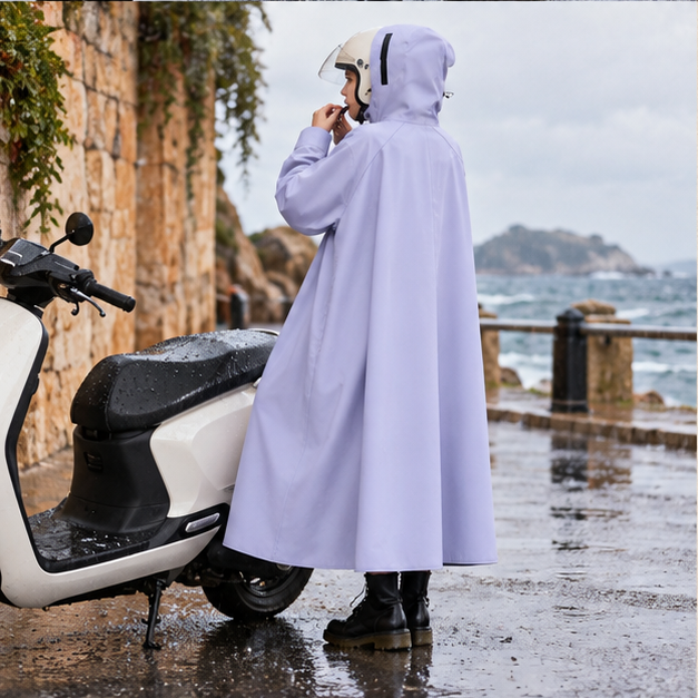 Poncho Pluie Pour Scooter – Lila / M, Lila / L, Lila / XL, Lila / XXL, porté en mouvement au bord de l’océan