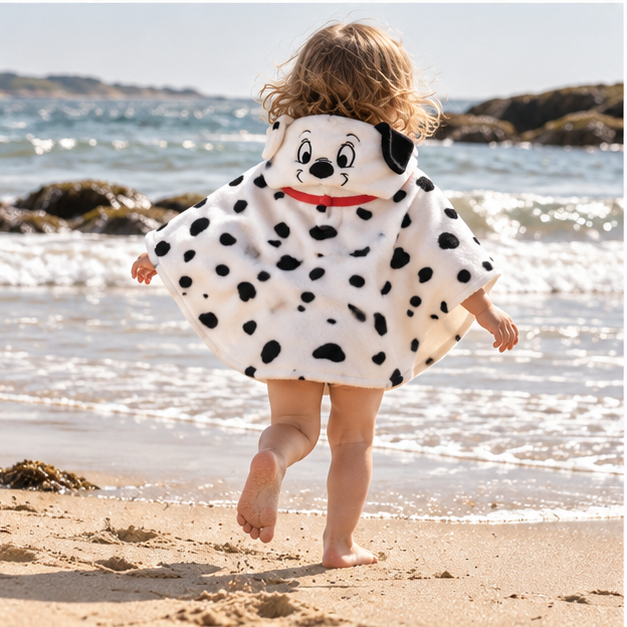 Poncho Polaire Bébé Dalmatien – Blanc / Bébé (1 à 3 ans), porté en mouvement au bord de l’océan