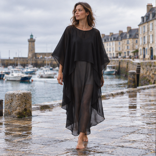 Poncho Robe – Noir / Adulte, en situation sur la côte Atlantique