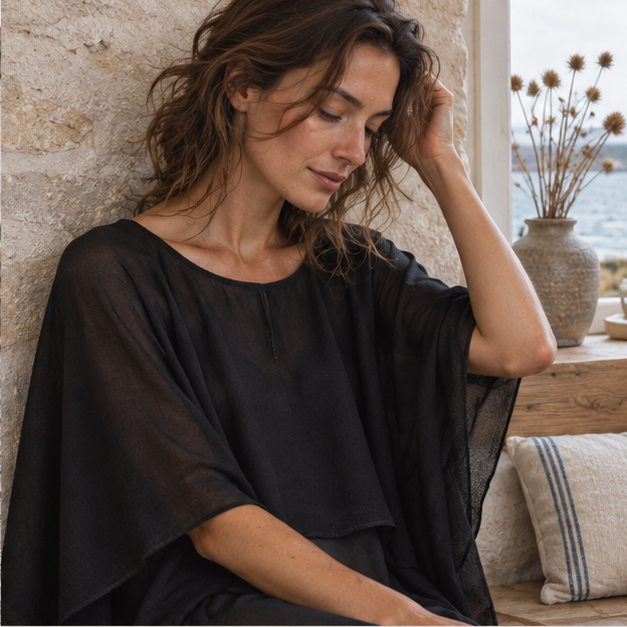 Poncho Robe – Noir / Adulte, dans un intérieur côtier lumineux