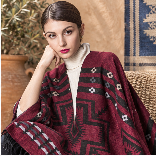 Poncho Rouge Motifs Croix Mexicaine, dans un intérieur côtier lumineux