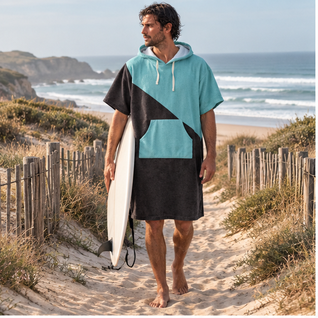 Poncho Serviette de Bain – Bleu Turquoise / Adulte, en situation sur la côte Atlantique