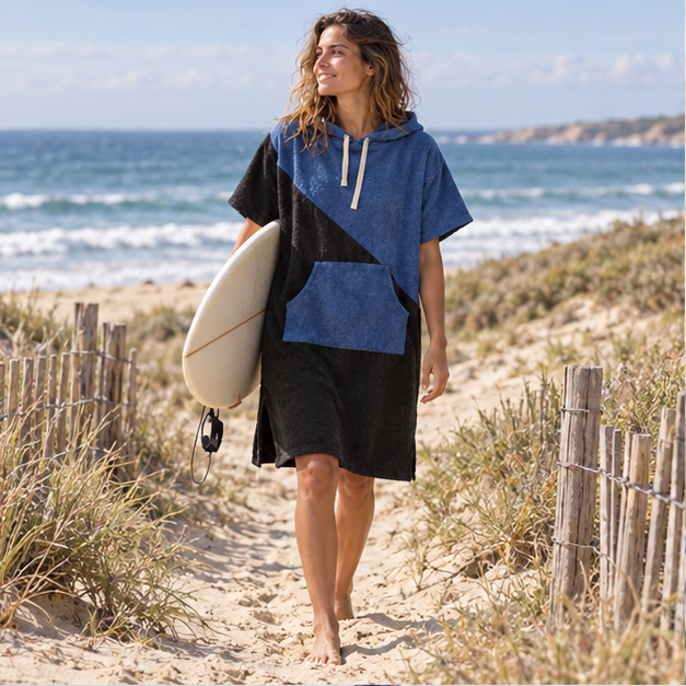 Poncho Serviette de Bain – Bleu Foncé / Adulte, en situation sur la côte Atlantique