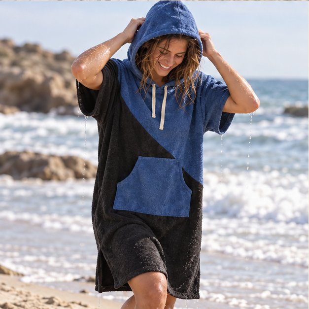 Poncho Serviette de Bain – Bleu Foncé / Adulte, porté en mouvement au bord de l’océan
