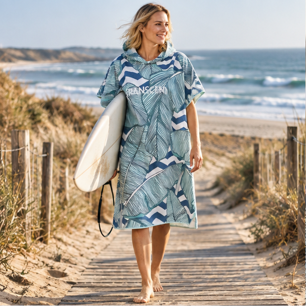 Poncho Surf Avec Feuilles – Vert / Adulte, en situation sur la côte Atlantique