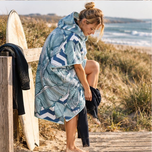 Poncho Surf Avec Feuilles – Vert / Adulte, porté en mouvement au bord de l’océan