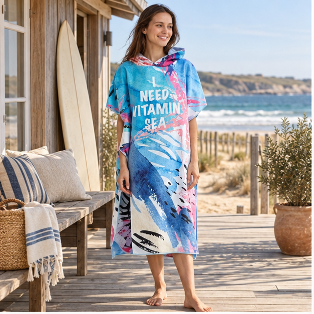 Poncho Surf Bleu Et Corail – Bleu / Adulte, en situation sur la côte Atlantique