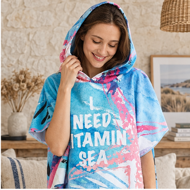 Poncho Surf Bleu Et Corail – Bleu / Adulte, dans un intérieur côtier lumineux